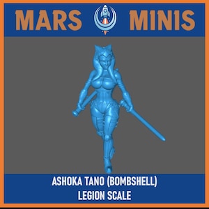 Puede incluir: Una figura en miniatura azul de Ashoka Tano (Bombshell) en una pose dinámica, sosteniendo un sable de luz. La figura es parte de la serie Legion Scale. El banner superior dice "MARS MINIS".
