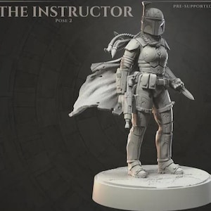 Peut inclure: Figurine grise d'un personnage en casque et armure, tenant un blaster et un couteau. La figurine est sur une base ronde. Le texte "THE INSTRUCTOR POSE 2" est en haut à gauche.
