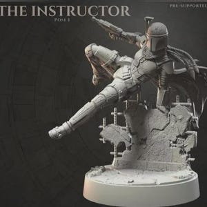Könnte beinhalten: Detaillierte, graue Figur einer Figur in einem futuristischen Anzug, die eine Waffe hält und sich dynamisch posiert. Die Figur ist auf einem strukturierten Sockel montiert, mit den Worten "THE INSTRUCTOR" und "POSE I" sichtbar. Die Figur ist vorgestützt.