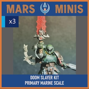 Op de afbeelding: Miniatuurfiguur van een Doom Slayer met een rood zwaard. De figuur is geschilderd in groen, zilver en bruin. De tekst "MARS MINIS" en "x3" zijn linksboven zichtbaar. De tekst "DOOM SLAYER KIT PRIMARY MARINE SCALE" staat onderaan.