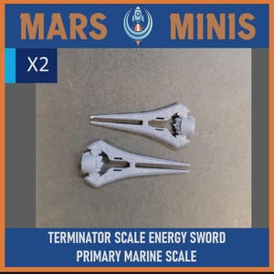 Puede incluir: Se muestran dos espadas de energía Terminator Scale grises, Primary Marine Scale. La imagen incluye el texto "MARS MINIS" y "X2". Las espadas tienen un diseño detallado con un mango y una hoja puntiaguda.