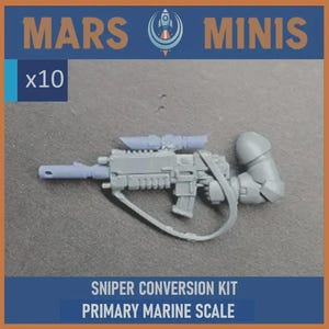 Puede incluir: Kit de conversión de francotirador de plástico gris para una figura en miniatura. El kit incluye un rifle con mira telescópica y un accesorio para el brazo. El texto "MARS MINIS" y "x10" son visibles en la parte superior. El texto "SNIPER CONVERSION KIT PRIMARY MARINE SCALE" está en la parte inferior.