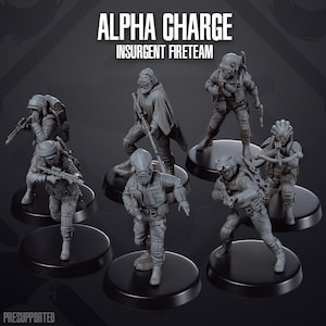 以下が含まれることがあります： 戦闘服を着た兵士の灰色のミニチュアフィギュアのコレクション。それぞれ黒い円形の台座に取り付けられています。「ALPHA CHARGE INSURGENT FIRETEAM」というテキストが上部に表示されています。「PRESUPPORTED」という単語が下部にあります。
