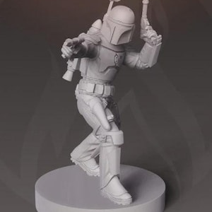 Puede incluir: Una figura gris de un personaje con casco y armadura, sosteniendo una pistola bláster en una mano y apuntando con la otra. La figura está sobre una base redonda gris, con un jetpack en la espalda.