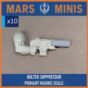 Puede incluir: Miniatura de plástico gris de un Bolter Suppressor con brazo y casco adjuntos. La imagen incluye el texto "MARS MINIS", "x10", "BOLTER SUPPRESSOR" y "PRIMARY MARINE SCALE".