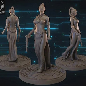 Puede incluir: Tres figuras de resina gris de un personaje femenino con un atuendo de estilo ciencia ficción. Las figuras están sobre bases redondas, con una figura en el centro y dos a cada lado. Las figuras sostienen armas.