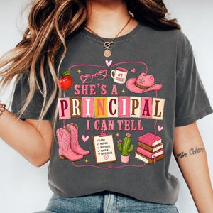Hon är en rektor, jag kan berätta, t-shirt, Texas Cowgirl-rektor, rosa Western-skolgåva, gåva till skolan, lärarteam-t-shirt