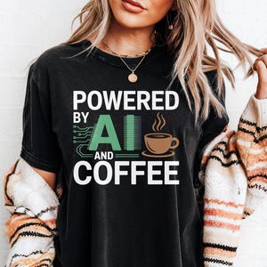 おもしろAIとコーヒーTシャツ、テクノロジー愛好家のためのユーモラスなグラフィックTシャツ、コンピューターサイエンスエンジニア向けトップス、コーダーギフト向けユニセックスシャツ