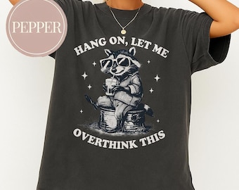 Camiseta "Espera, déjame pensar demasiado", camiseta con frase sarcástica, camiseta con meme de mapache, mapache reflexivo, camiseta para personas que piensan demasiado, camiseta sobre la salud mental