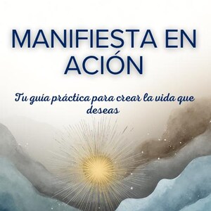 Może przedstawiać: Plakat z napisem "MANIFIESTA EN ACCIÓN" dużymi, ciemnoniebieskimi literami. Poniżej tekst "Tu guía práctica para crear la vida que deseas" jest napisany czcionką skryptową. Tło przedstawia akwarelowy wzór z niebieskimi i szarymi tonami, słońce i dłoń trzymającą długopis.