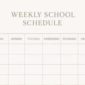 Op de afbeelding: Een beige wekelijkse schoolroostersjabloon met een raster voor elke dag van de week. De tekst "WEEKLY SCHOOL SCHEDULE" staat bovenaan. De dagen van de week staan bovenaan het raster.
