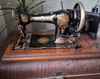 Jones Family C.S Queen Alexandra vintage sewing machine