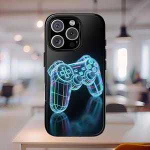 Puede incluir: Funda de teléfono negra con un diseño de mando de videojuegos de estilo neón. El mando está delineado en azul, verde y morado, con una superficie reflectante. La funda tiene un acabado brillante y un módulo de cámara.