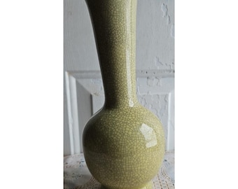 Bottiglia color giallo/grigio screpolato, con bolle e piedistallo, e vaso a collo lungo.