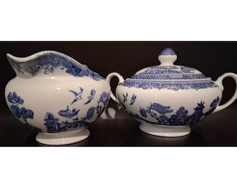 Juego de azucarero y jarra para crema Blue Willow con tapa, fabricado en Inglaterra. Porcelana azul y blanca.