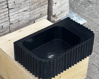 Zwarte marmeren wastafel, Nero Marquina marmeren wastafelmeubel, gecanneleerde stenen wastafel, zwevende wastafel in de badkamer, moderne wandgemonteerde marmeren wastafel