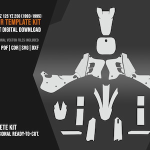Op de afbeelding: Een vector templateset voor Yamaha YZ 125 en YZ 250 motorfietsen uit 1993-1995. Het ontwerp wordt in wit weergegeven tegen een donkergrijze achtergrond. De tekst bevat "VECTOR TEMPLATE KIT" en "DIRECTE DIGITALE DOWNLOAD". De set bevat 6 professionele vectorbestanden.