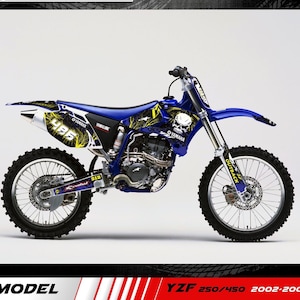 Puede incluir: Una moto de cross Yamaha YZF 250/450 modelo 2002-2005, azul y negra. La moto tiene un gráfico de calavera y el número 495. Los neumáticos son negros y el escape es plateado.