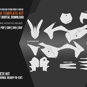 Op de afbeelding: Een digitale vector templateset voor KTM SX/SX-F/XC/XC-F/EXC motorfietsen (2011-2013). De afbeelding toont een complete set met diverse motorfietsonderdelen, waaronder platen, airbox en swingarms. De set bevat 6 professionele vectorbestanden in AI, EPS, PDF, CDR, SVG en DXF formaten.