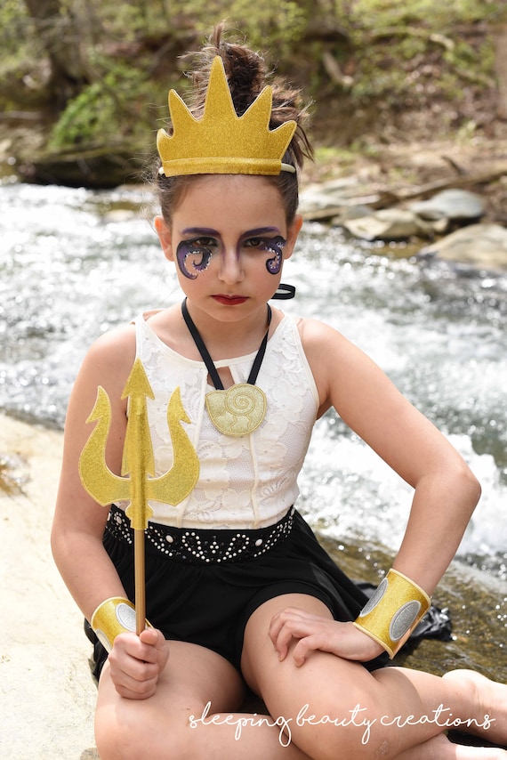 Ensemble couronne et trident inspiré d'Ursula Accessoires d'habillage en  feutre et paillettes Taille enfant -  France