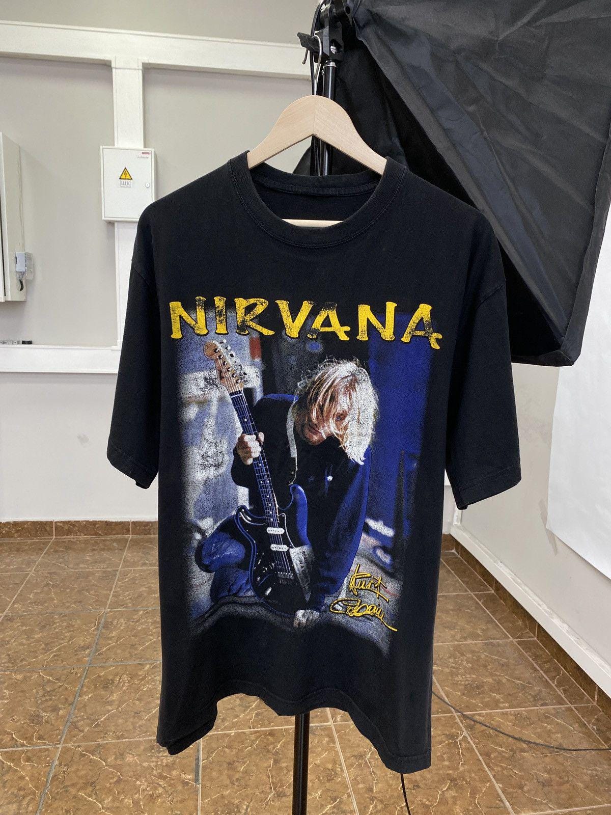 Vintage 90s Kurt Cobain Nirvana T-shirt Rare Retro Hype Y2K Size M