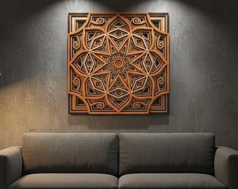Puede incluir: Un salón moderno con un sofá gris, una mesa de centro de madera y una alfombra estampada. Una gran obra de arte mural de madera tallada con un diseño geométrico cuelga sobre el sofá. Una lámpara de pie y una planta en maceta completan la decoración.