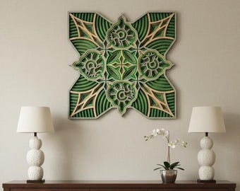 Puede incluir: Una pieza de arte mural de madera en capas verde y dorada con un diseño floral cuelga sobre una consola de madera oscura. Dos lámparas blancas con pantallas color crema se encuentran en la mesa, flanqueando una pequeña planta en maceta.