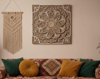 Puede incluir: Un salón con un sofá estampado, una mesa de centro de madera y decoración mural. El sofá tiene cojines verdes y dorados. También se ven un tapiz de macramé y un mandala de madera geométrico.