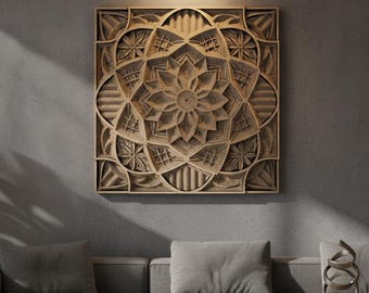 Puede incluir: Una pieza de arte mural cuadrada de madera con un diseño de mandala floral en capas. La obra de arte es de color marrón claro y está montada en una pared gris. La pieza se exhibe sobre un sofá gris en un salón.