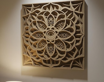 Puede incluir: Una pieza de arte mural cuadrada de madera en capas con un diseño floral de mandala. La obra de arte está hecha de múltiples capas de madera, creando un efecto 3D. El color es un tono de madera natural, y la pieza está montada en una pared de color neutro.