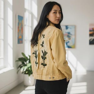 Chaqueta vaquera amarilla reciclada de Real Comfort by Chadwick, talla 14, con parches de flores pegados y cosidos, además de pedrería. 100% algodón.