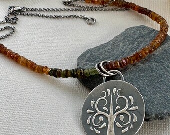 Collana in argento fatta a mano con albero della vita: ciondolo con pietra preziosa di tormalina color petrolio