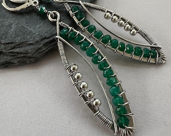 Orecchini in argento sterling con onice verde: pietre preziose avvolte in filo fatte a mano