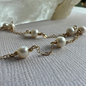 Sierlijke goudgevulde armband met zwevende parel, eenvoudige bruidssieraden