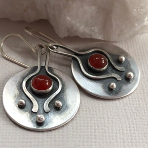 Rustikale Sterling Silber Karneol Ohrringe: Handgemachtes Blumen-Motiv