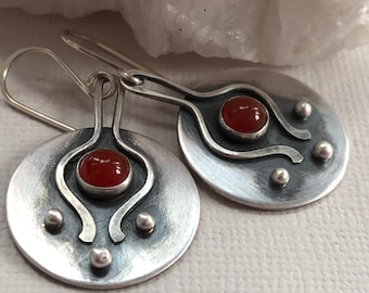 Orecchini rustici in argento sterling con corniola: motivo floreale fatto a mano