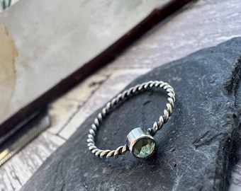 Anello in argento sterling intrecciato: peridoto, pietra portafortuna di agosto, fatto a mano