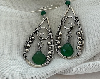 Orecchini artigianali in argento sterling con pietra preziosa di onice verde.