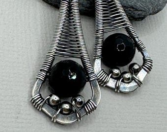 orecchini in argento avvolti in filo con pietra preziosa di onice nero