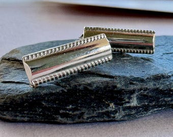 Orecchini a bottone minimalisti in argento sterling: gioielli fatti a mano per tutti i giorni