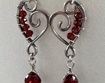 Orecchini a cuore in granato: argento sterling avvolto in filo con pietra portafortuna di gennaio
