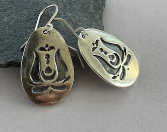 Orecchini a tulipano in argento sterling martellato: arte popolare ungherese