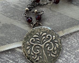 Collana con ciondolo albero della vita in argento e granato.