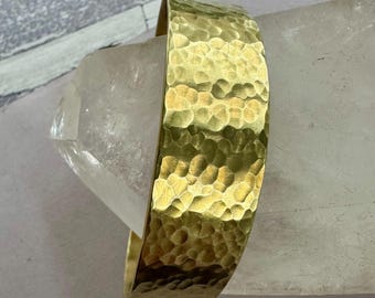 Bracciale rigido in ottone massiccio martellato, regalo di gioielli fatti a mano, bracciale rigido rustico