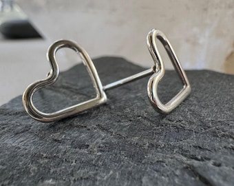 Orecchini a bottone a forma di cuore in argento sterling fatti a mano: gioielli minimalisti