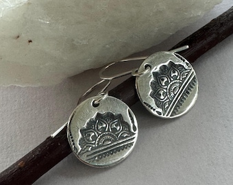 Orecchini in argento sterling con disegno Mehndi.