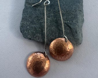 Orecchini a disco in rame martellato: ganci in argento sterling, gioielli artigianali