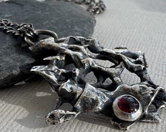Collana con ciondolo in granato d'argento riciclato: gioielli gotici unici