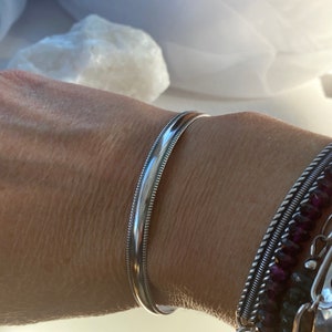 Manchetarmband van geoxideerd sterlingzilver: minimalistische casual sieraden