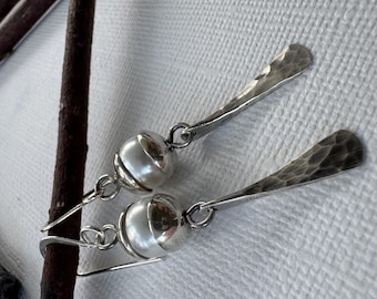 Orecchini in argento e pietra preziosa di Prehnite, orecchini in argento martellato con Prehnite, gioielli in argento fatti a mano